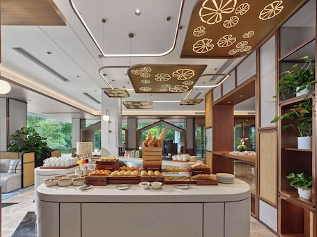 Daily buffet breakfast (CNY 88 per person)
