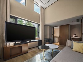 Suite Deluks, 1 Tempat Tidur King | Area keluarga | TV layar datar