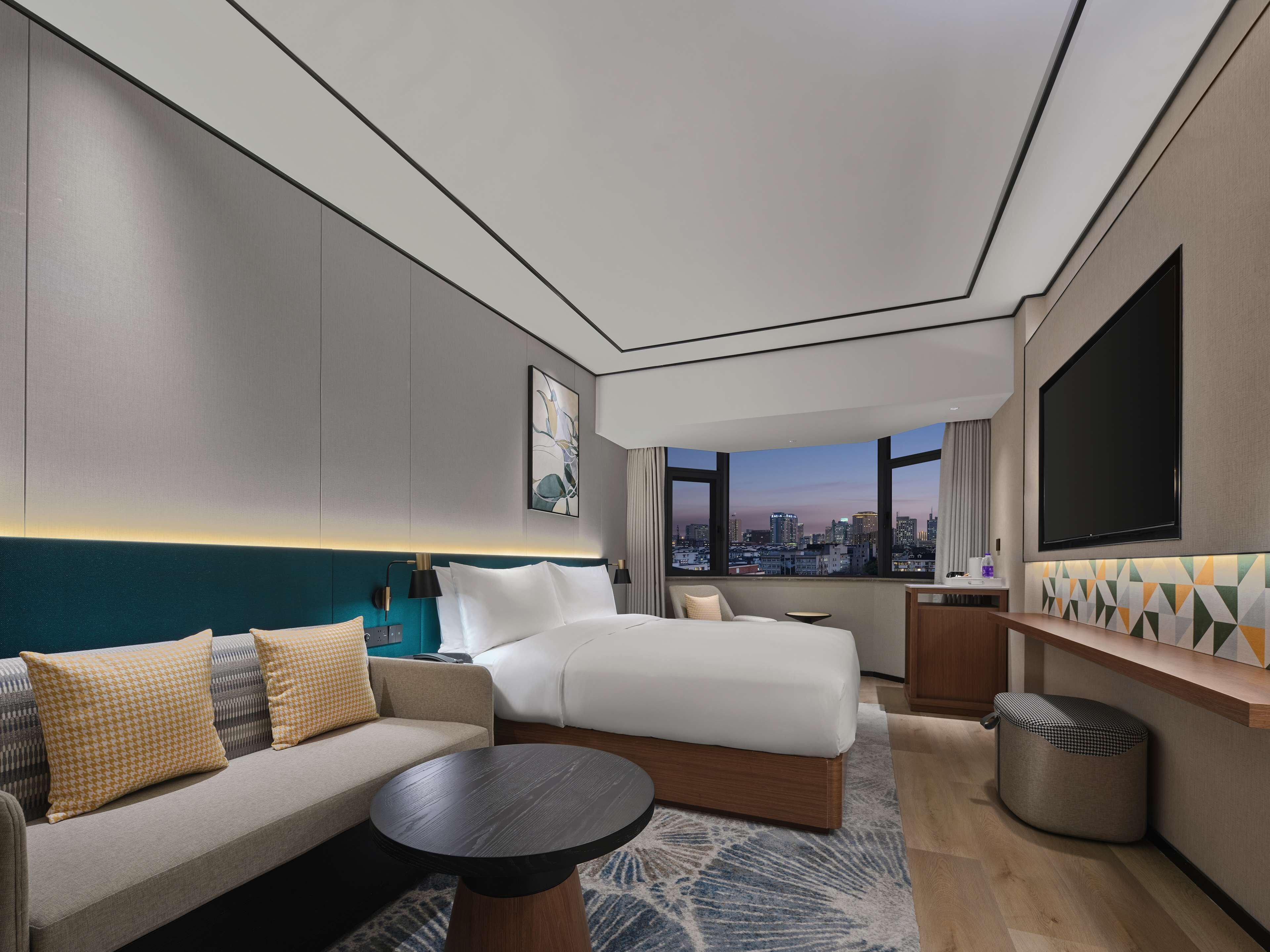 Superior King room | Living area | Flat-screen TV