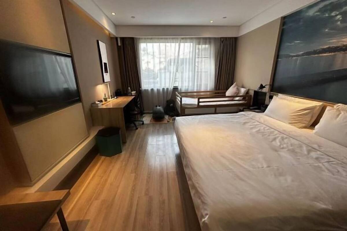 Cubrecamas, caja de seguridad en la habitación y escritorio 
