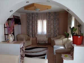 Quarto econômico, para não fumantes, vista para a montanha | Área de estar no saguão