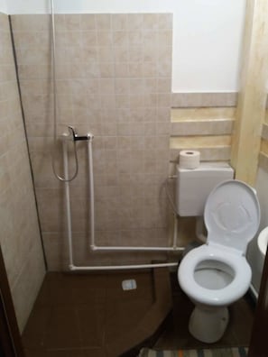 Chuveiro, chuveiro com efeito de chuva, produtos de toalete grátis