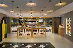 Eine moderne Küche mit Buffetaufteilung, ausgestattet mit hängenden Pendelleuchten und einem zentralen Servicetisch.