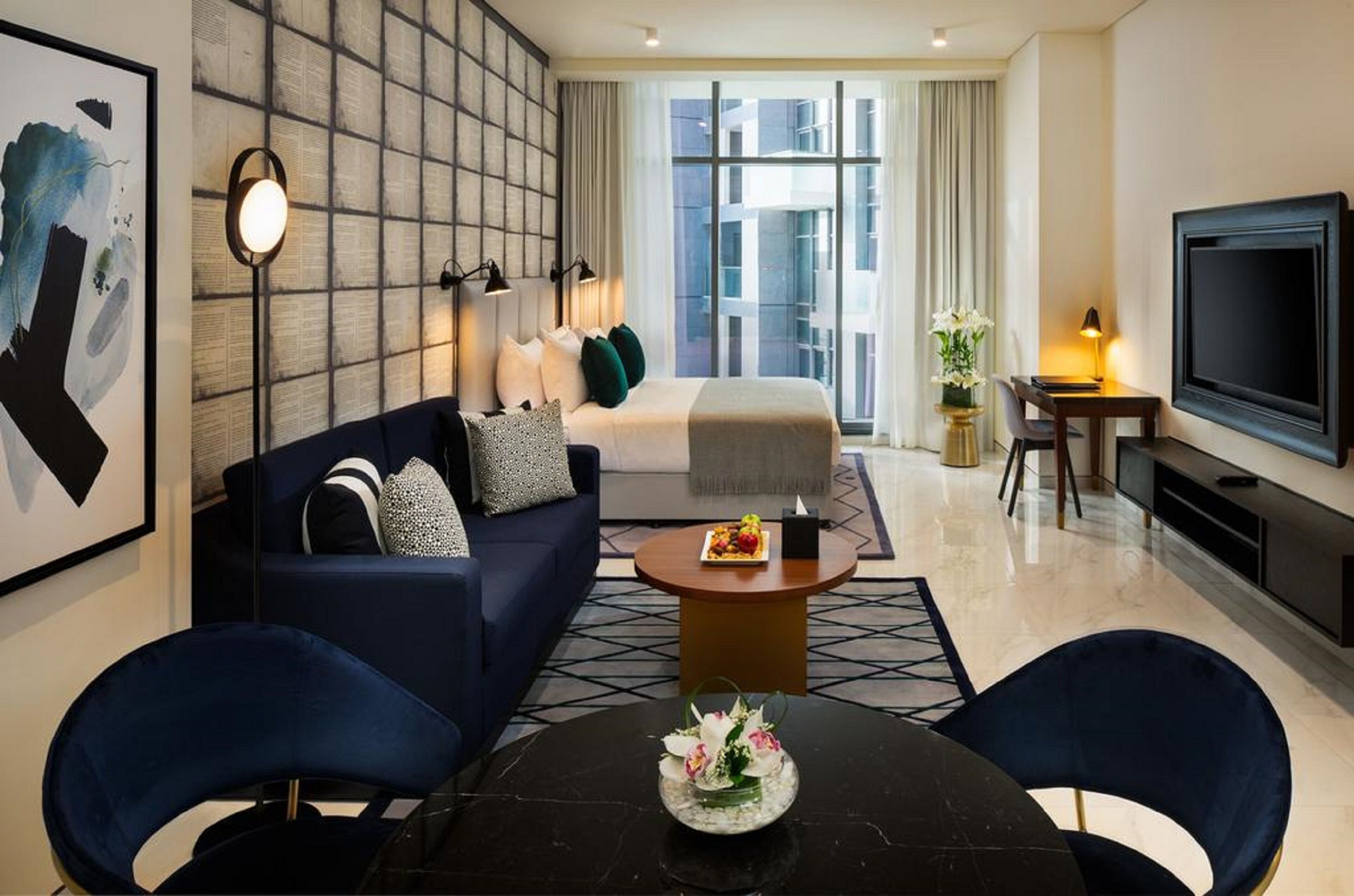 Minibar, caja de seguridad en la habitación y decoración personalizada 