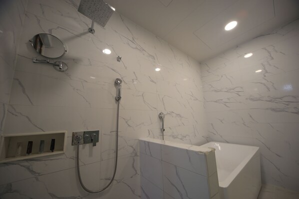 A modern bathroom with a shower, a mirror, and a sink. - Bestie Hotel (Busan)