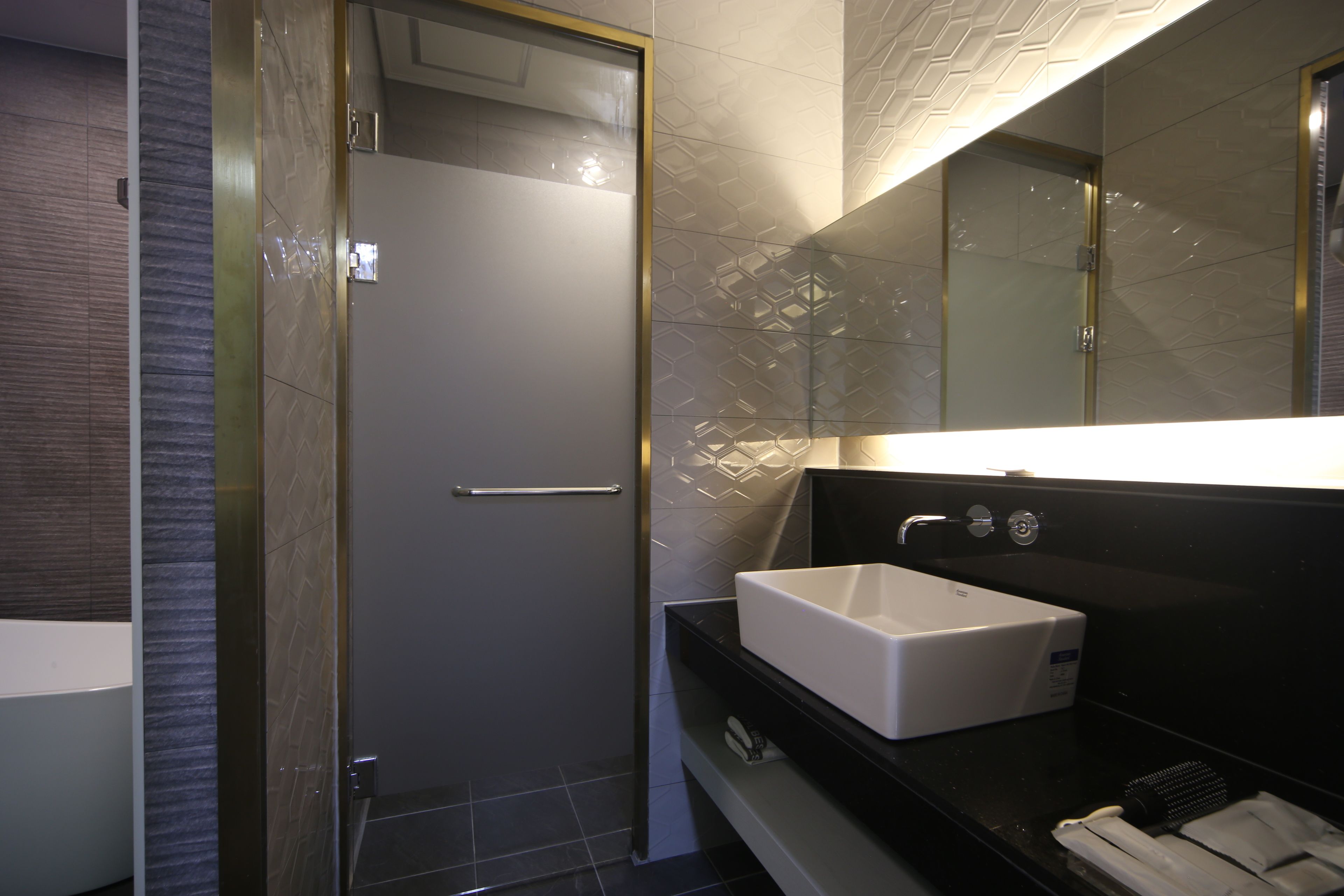 deluxe double room | bathroom | free toiletries, hair dryer, bathrobes, slippers