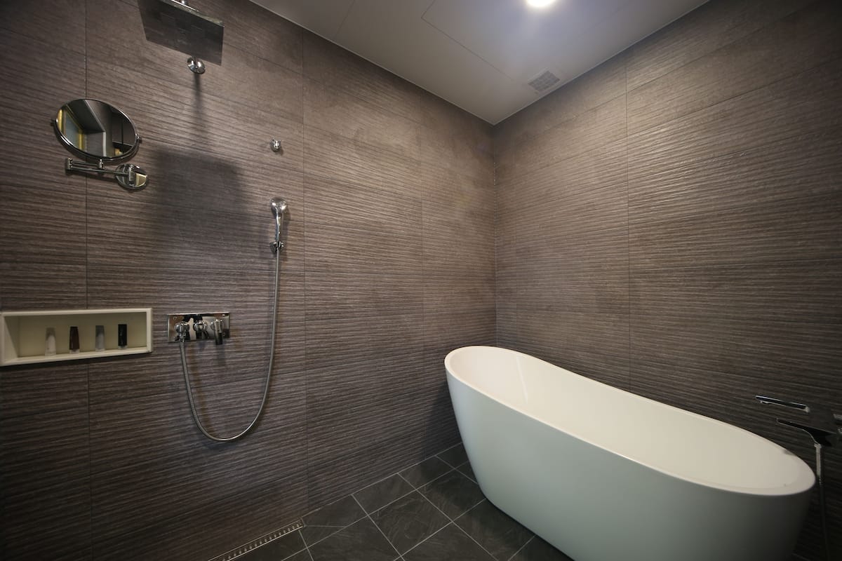 deluxe double room | bathroom | free toiletries, hair dryer, bathrobes, slippers