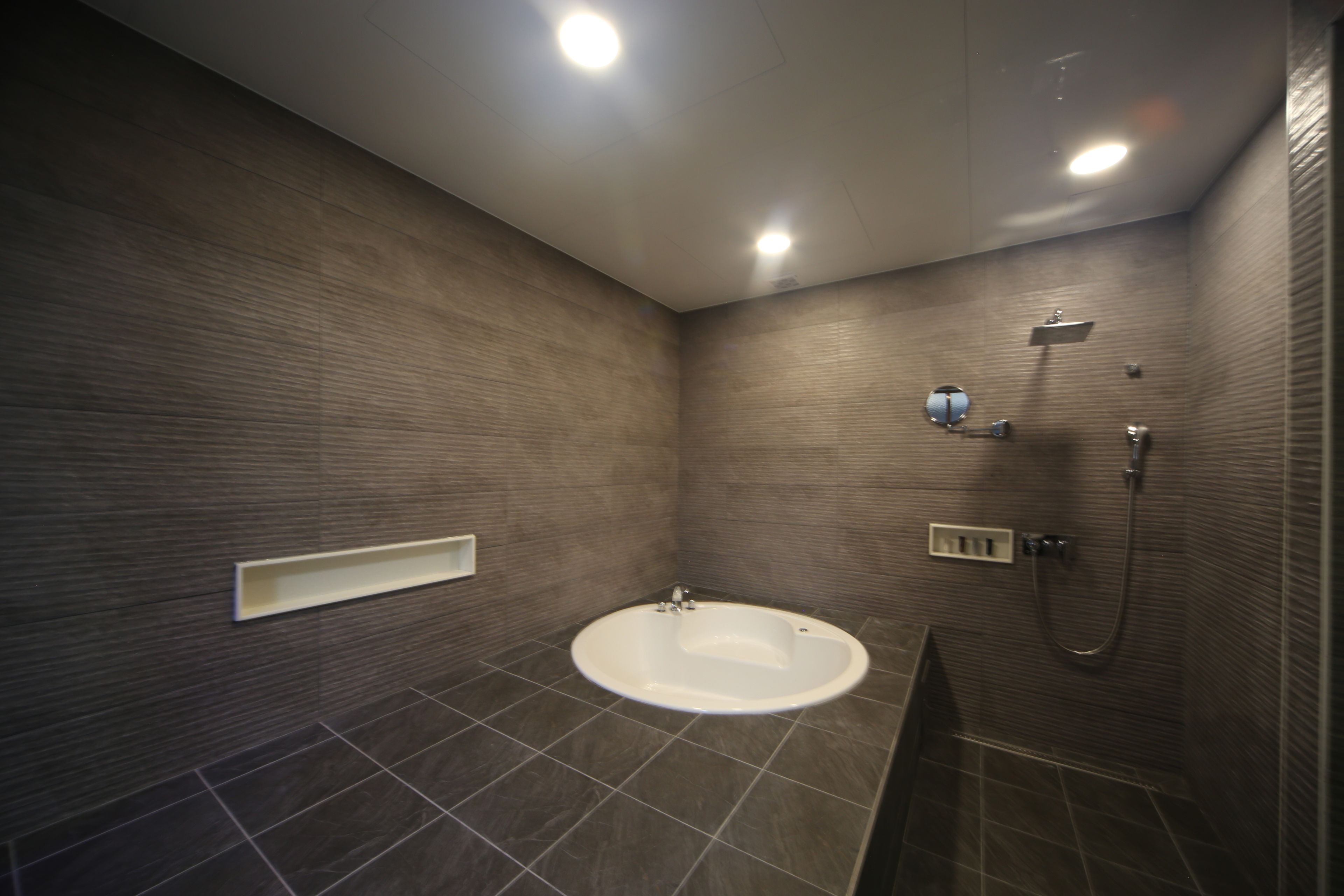 royal double room | bathroom | free toiletries, hair dryer, bathrobes, slippers