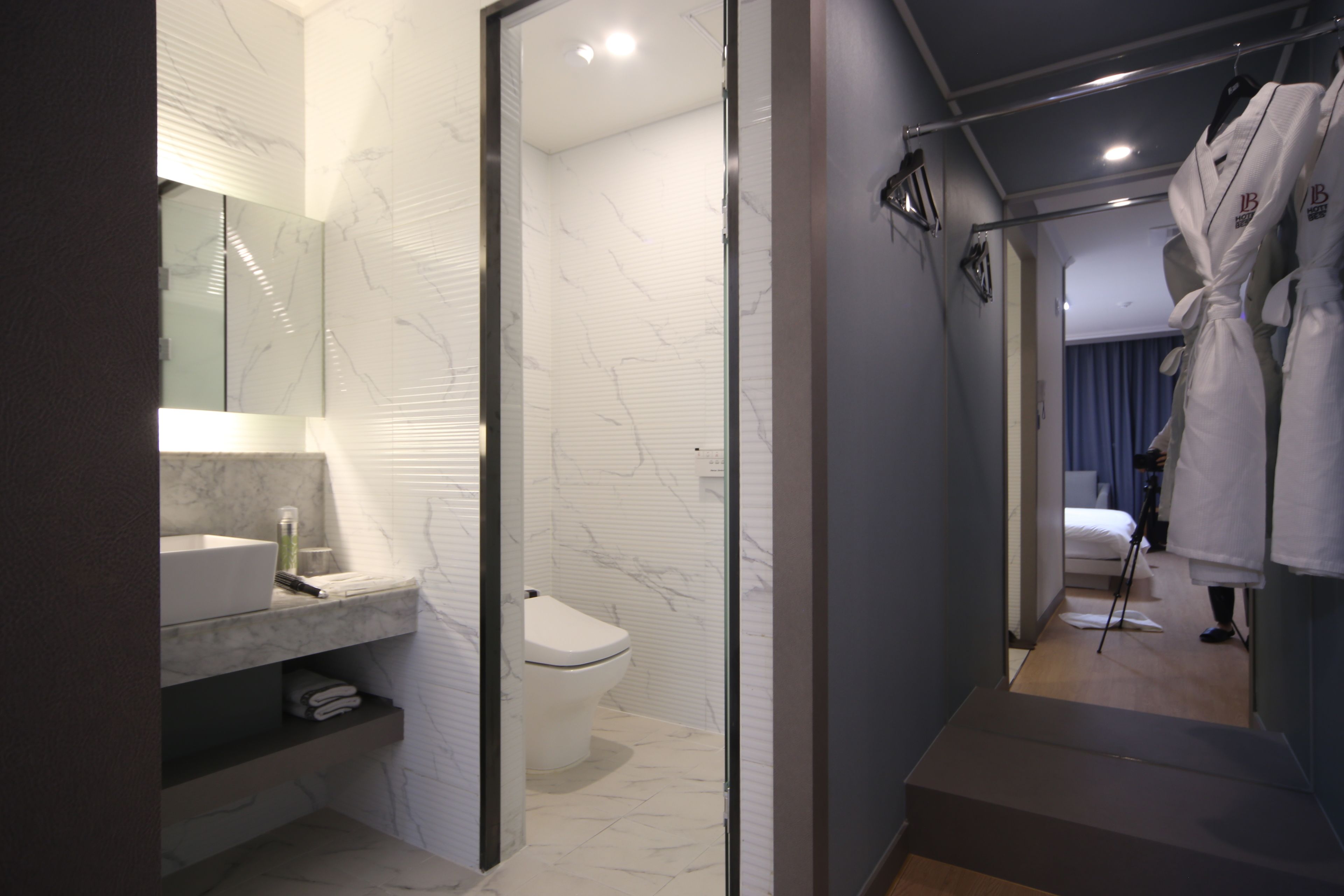 standard double room | bathroom | free toiletries, hair dryer, bathrobes, slippers