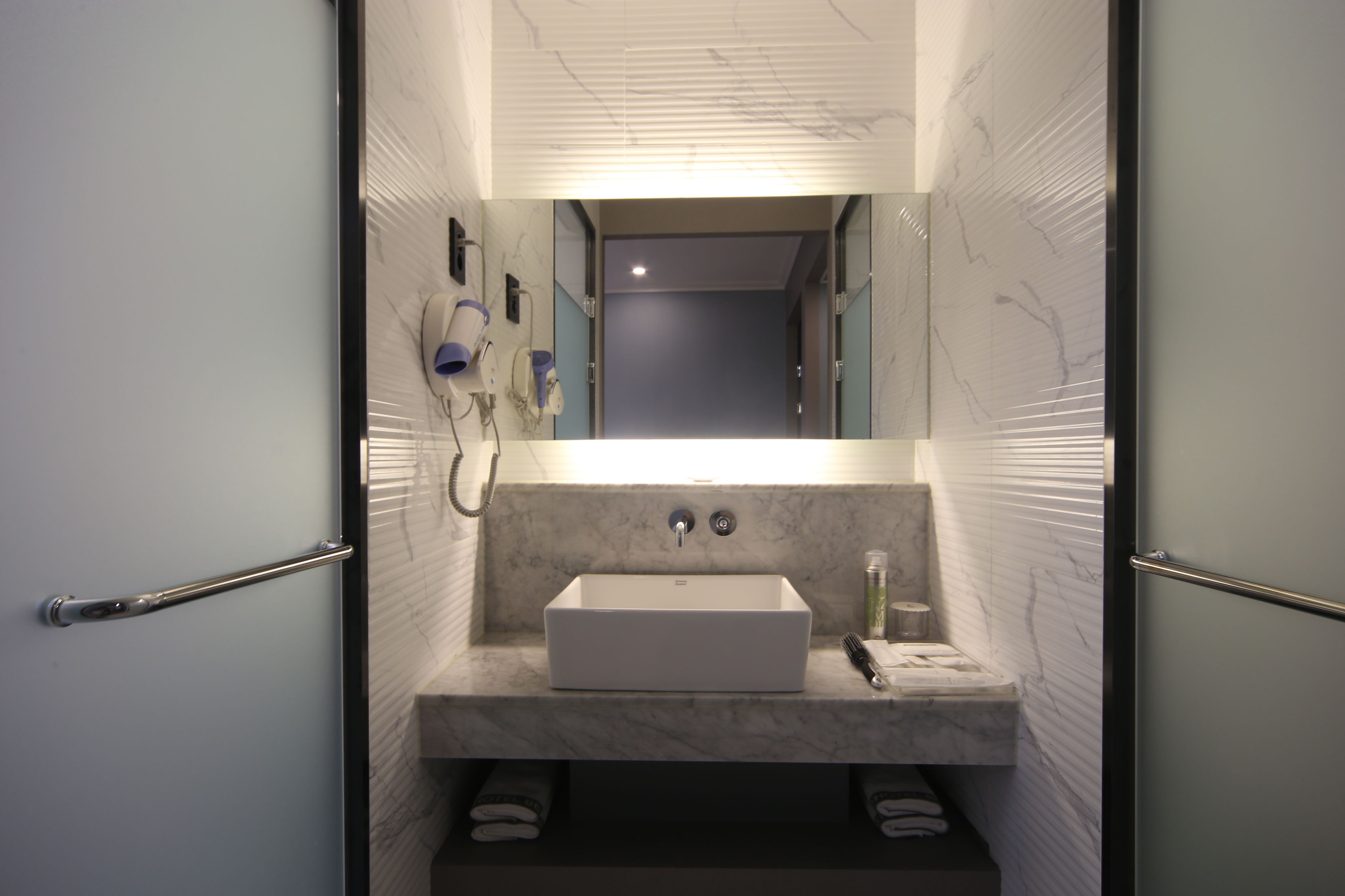 standard double room | bathroom | free toiletries, hair dryer, bathrobes, slippers