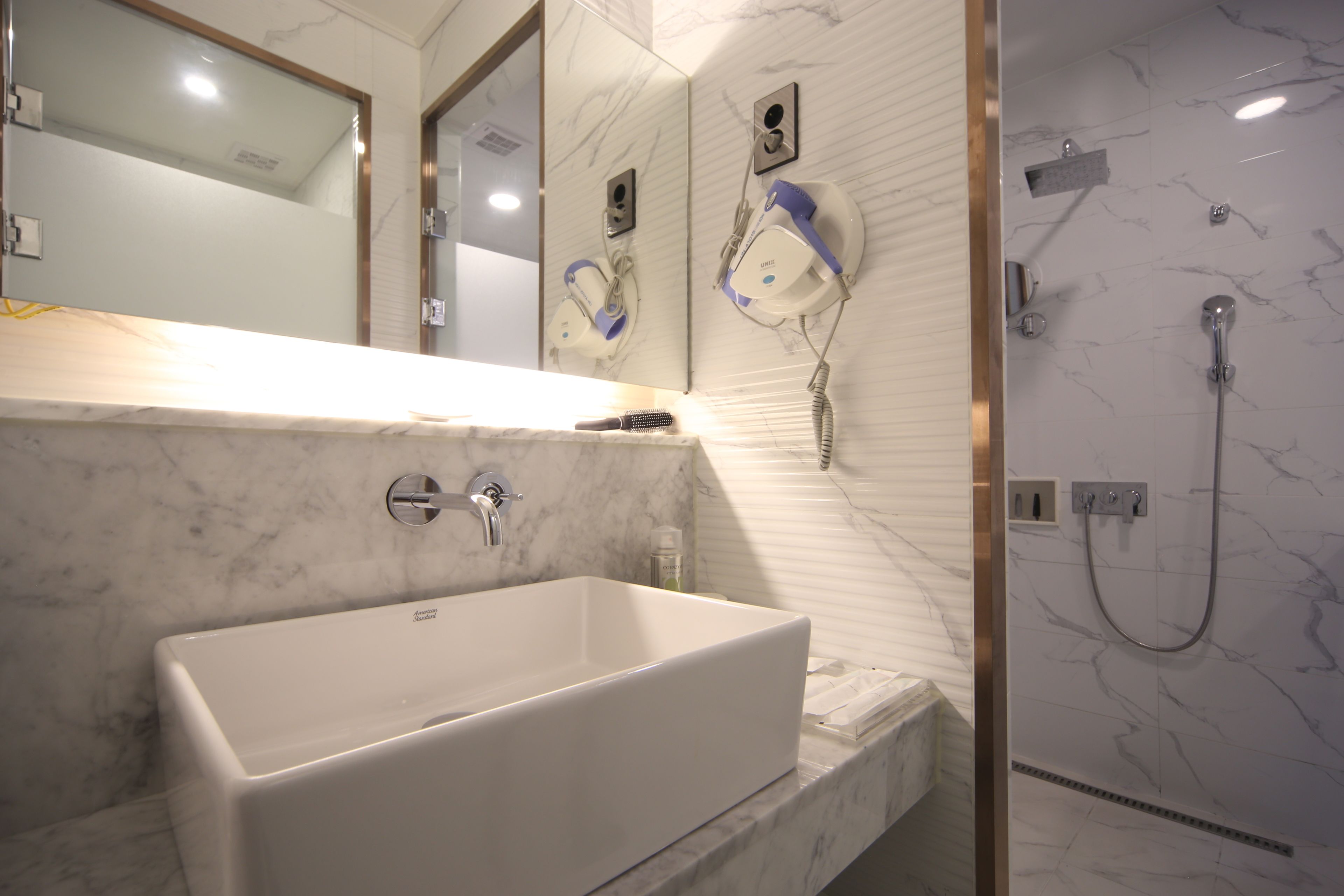 deluxe twin room | bathroom | free toiletries, hair dryer, bathrobes, slippers