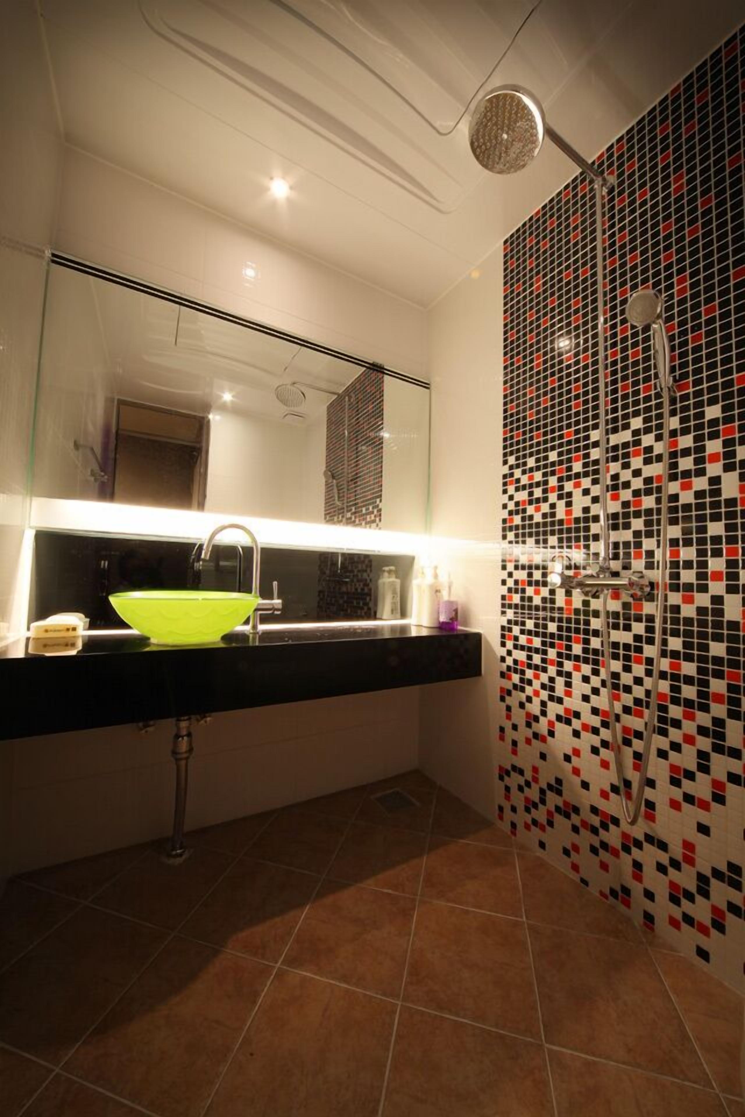 standard double room | bathroom | free toiletries, hair dryer, slippers, towels