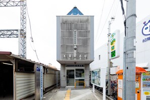 Un bâtiment avec une enseigne indiquant « KOBAN » et une entrée bien visible.