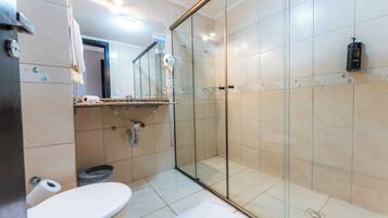 Shower, hair dryer, bidet, towels