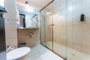 Bruser, hårtørrer, bidet, håndklæder