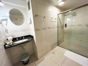 Shower, pengering rambut, kloset, dan handuk