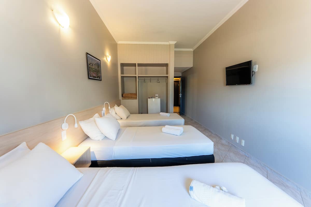 Deluxe-Dreibettzimmer | Minibar, individuell dekoriert, individuell eingerichtet, Schreibtisch