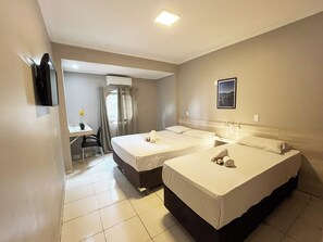 Deluxe-Dreibettzimmer | Minibar, individuell dekoriert, individuell eingerichtet, Schreibtisch