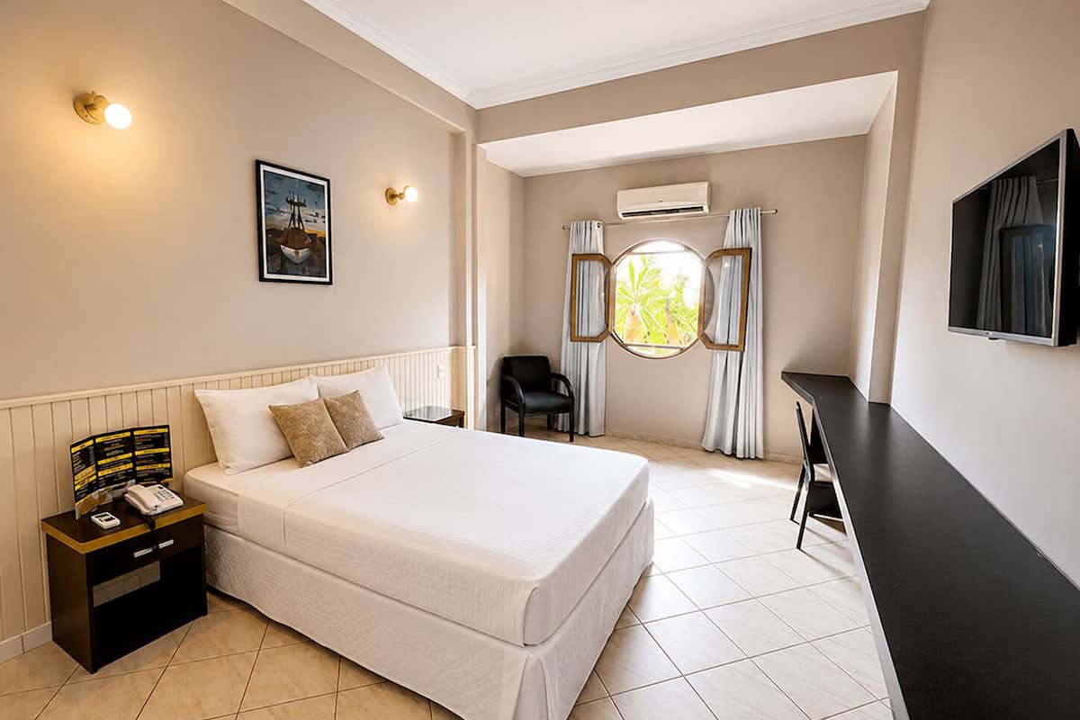 Deluxe dubbelrum - 1 queensize-säng | Minibar, skrivbord, mörkläggningsgardiner och gratis wi-fi