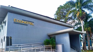 Un edificio moderno con el nombre 'Econotel' en su fachada.