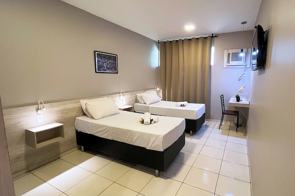 Quarto duplo luxo | Frigobar, individualmente decorados, individualmente mobiliados