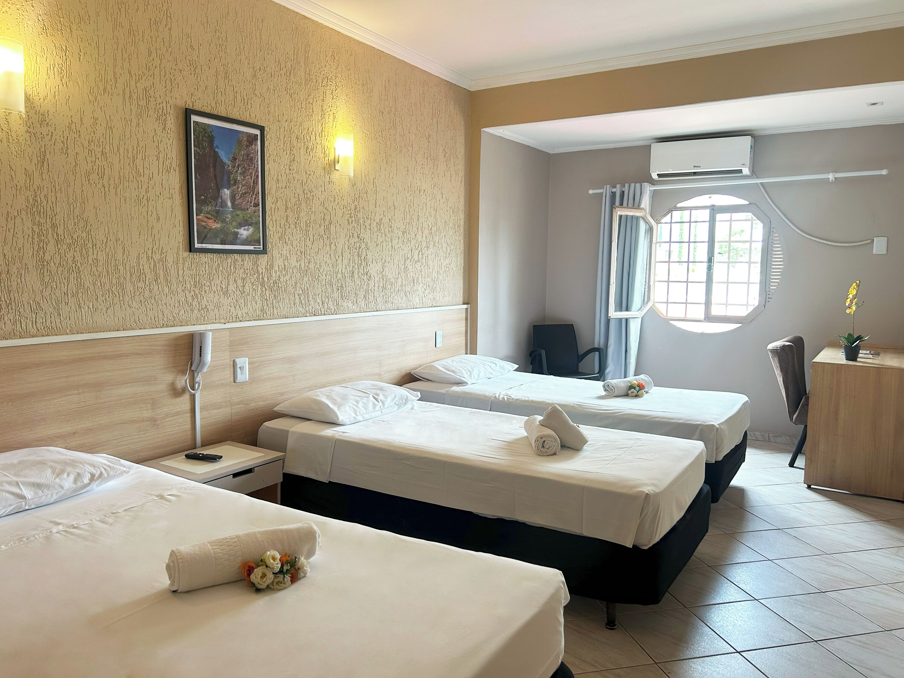 Quarto Triplo Twin | Minibar, individually decorated, individually furnished, desk