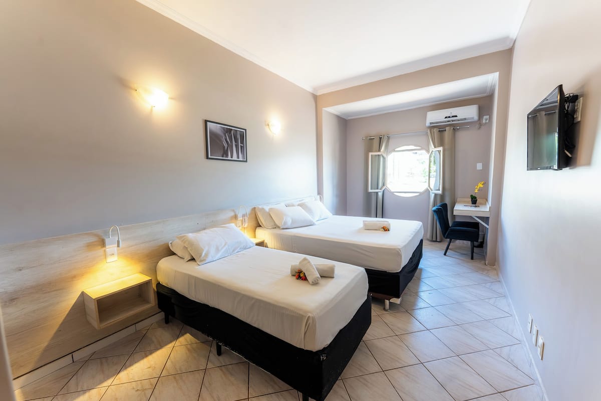 Deluxe-Zweibettzimmer | Minibar, individuell dekoriert, individuell eingerichtet, Schreibtisch