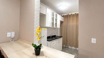 Apartamento | Cozinha privada | Refrigerador em uma área comum, micro-ondas em uma área comum