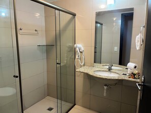 Bruser, hårtørrer, bidet, håndklæder