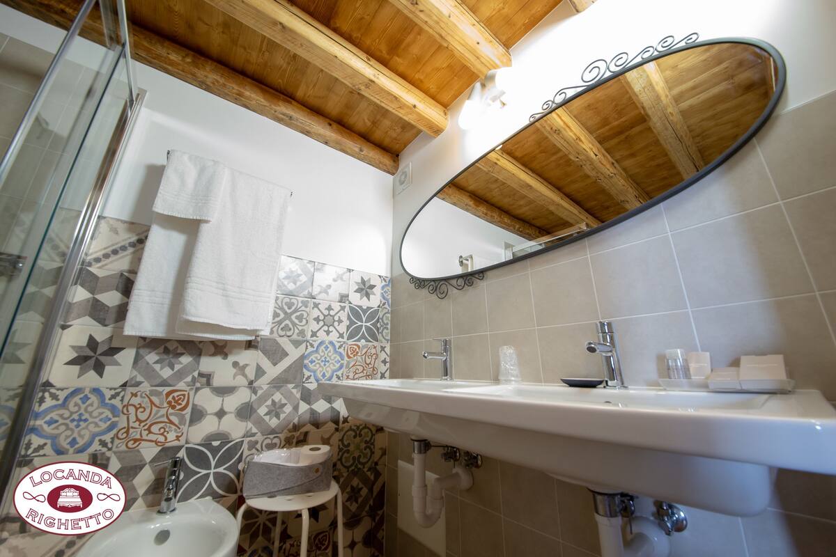 luxury double room, 1 bedroom | bathroom | shower, hair dryer, slippers, bidet