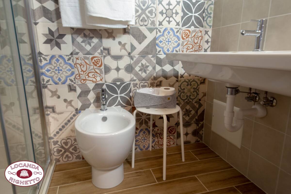 luxury double room, 1 bedroom | bathroom | shower, hair dryer, slippers, bidet