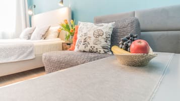 Apartamento Confort, 2 habitaciones | Zona de estar | Televisión de pantalla plana de 32 pulgadas con canales por cable