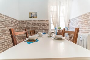 Apartament Comfort, 2 dormitoris | Cuina privada | Frigorífic gran, forn, placa de cuina i cafetera i tetera 