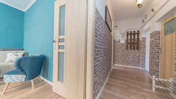 Apartamento conforto, 2 quartos | Área de estar | TV de tela plana 32 polegadas com canais a cabo, TV