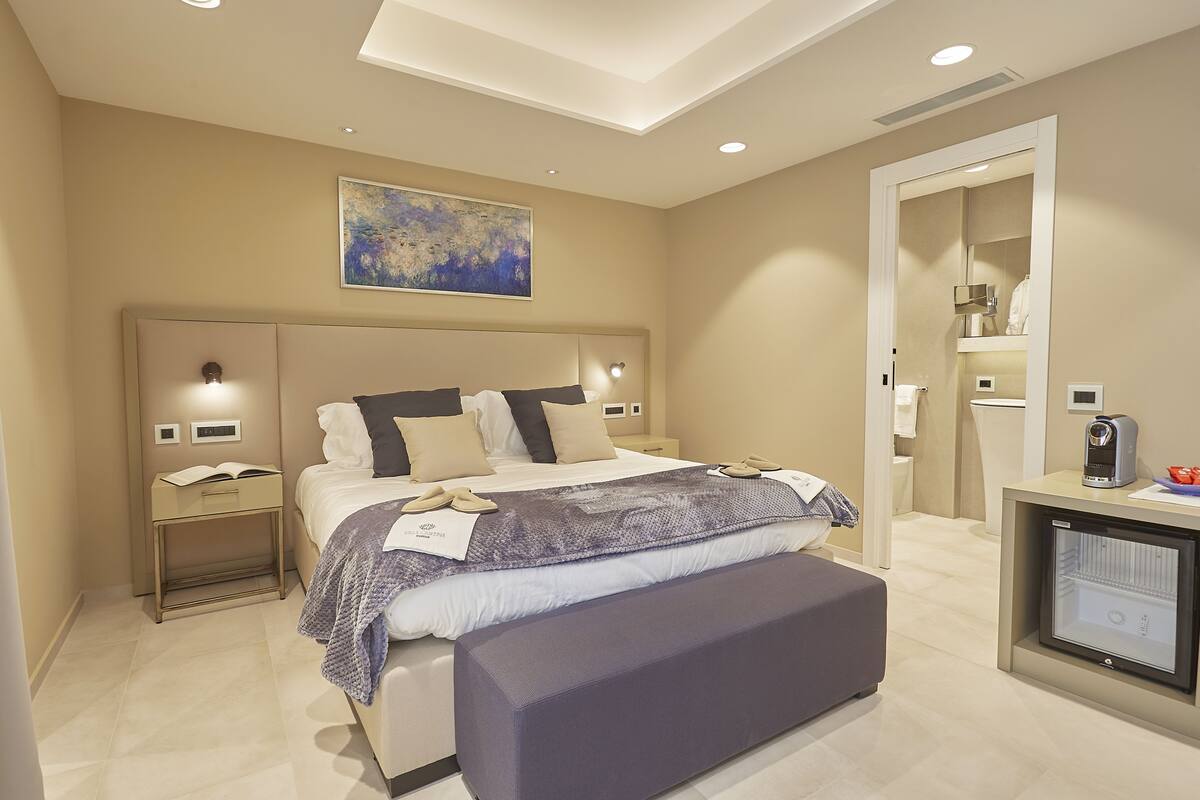 Premium bedding, down duvets, minibar, in-room safe