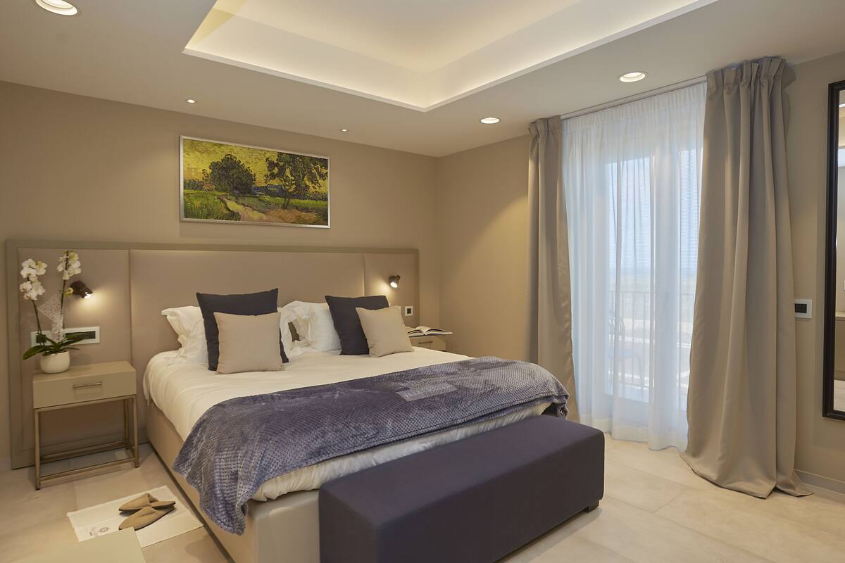 Premium bedding, down duvets, minibar, in-room safe