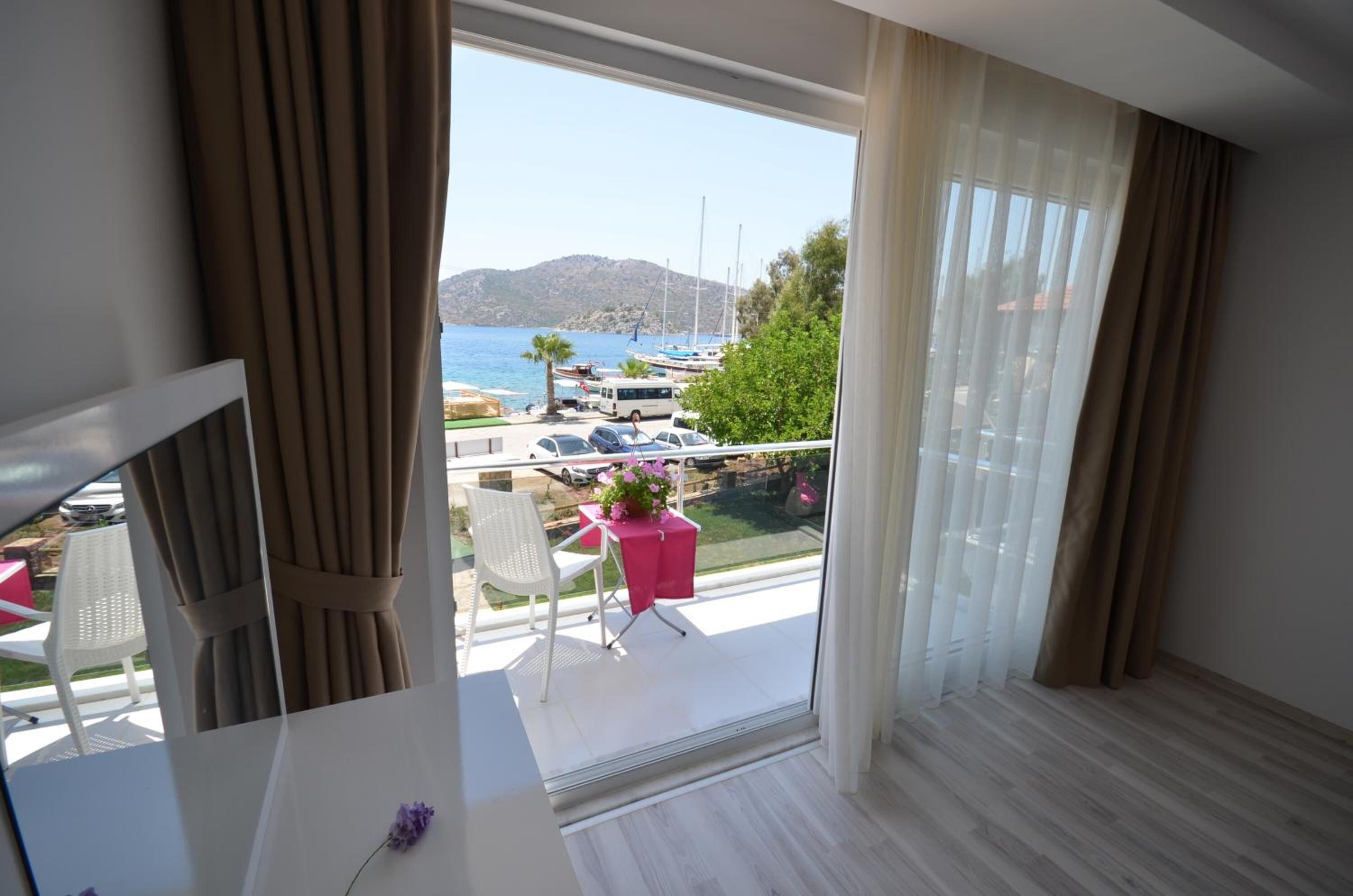 minibar, blackout curtains, soundproofing, rollaway beds