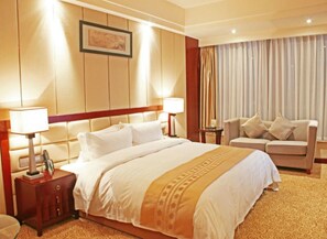 In-room safe, desk, blackout drapes, soundproofing - Yinsheng International Hotel (Chengdu)
