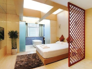 In-room safe, desk, blackout curtains, soundproofing - Yinsheng International Hotel (Chengdu)