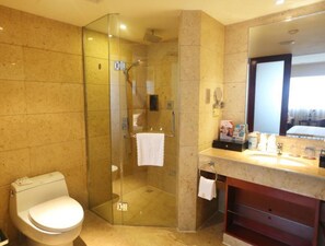 Dusche, kostenlose Toilettenartikel, Haartrockner, Hausschuhe