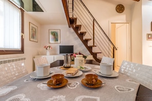 Apartment, 1 Bedroom | In-room dining