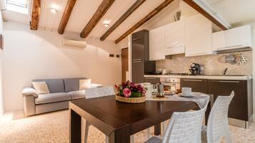 Apartment, 1 Bedroom | In-room dining