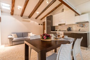 Appartement, 1 chambre | Restauration dans la chambre