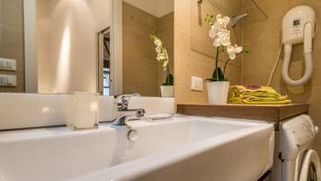 Apartment, 1 Bedroom | Bathroom | Shower, hair dryer, bidet, towels