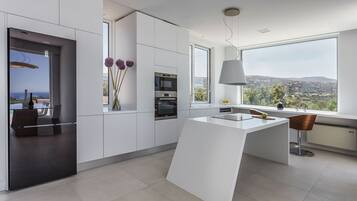 Refrigerador con freezer, microondas, horno, placa de cocina