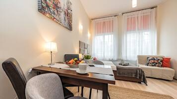 Comfort-Apartment, Blick auf den Innenhof | Verdunkelungsvorhänge, schallisolierte Zimmer, Bügeleisen/Bügelbrett