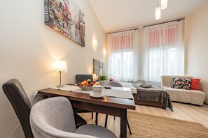 Comfort-Apartment, Blick auf den Innenhof | Verdunkelungsvorhänge, schallisolierte Zimmer, Bügeleisen/Bügelbrett