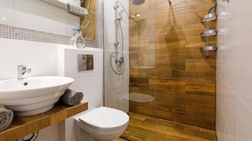 Comfort-Apartment, Blick auf den Innenhof | Badezimmer | Dusche, Regendusche, Haartrockner, Handtücher