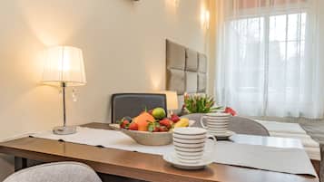 Departamento Confort, vista al patio | Cortinas blackout, insonorización y tabla de planchar con plancha