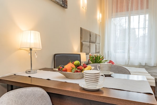 Comfort-Apartment, Blick auf den Innenhof | Verdunkelungsvorhänge, schallisolierte Zimmer, Bügeleisen/Bügelbrett